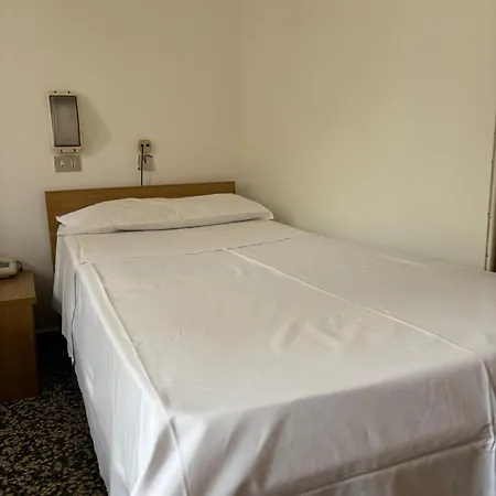 Aurora Hotel *